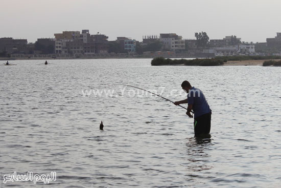 هدوء البحيرة يستهوى المواطنين للاستمتاع بالصيد  -اليوم السابع -7 -2015