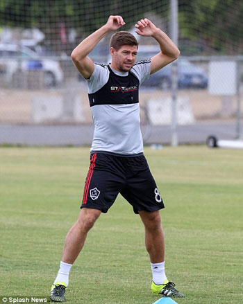 جيرارد يجرى تدريبات إحمائية. -اليوم السابع -7 -2015