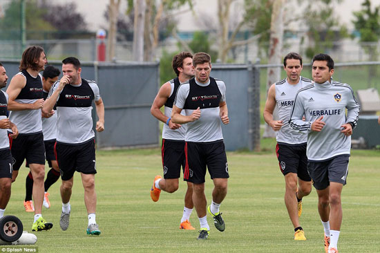 جيرارد خلال تدريبات الفريق. -اليوم السابع -7 -2015