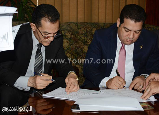 الدكتور عبد الحى عزب رئيس جامعة الأزهر خلال توقيع العقد الجديد مع فالكون  -اليوم السابع -7 -2015