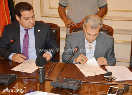 جابر نصار وشريف خالد خلال توقيع العقد  -اليوم السابع -7 -2015
