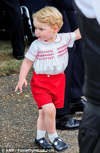 	الأمير جورج يسير بجانب والده -اليوم السابع -7 -2015