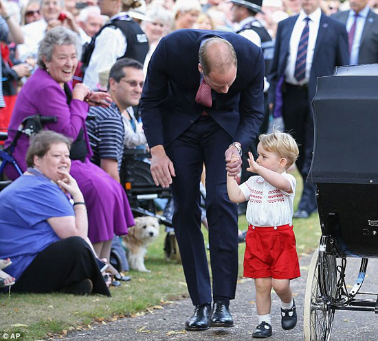 الأمير جورج يشير إلى الجمهور -اليوم السابع -7 -2015
