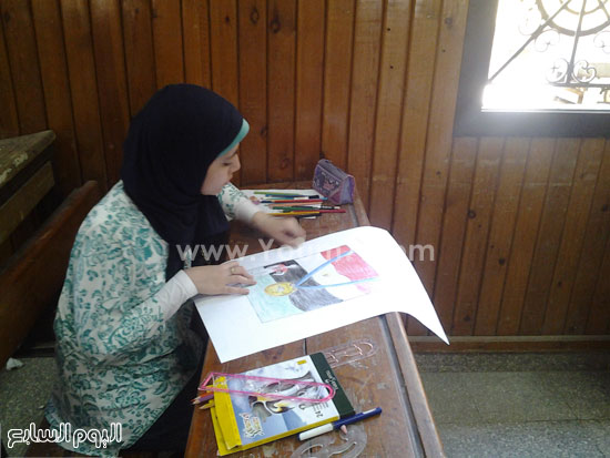  احد الطالبات خلال اداء اختبارات التربية الفنية  -اليوم السابع -7 -2015
