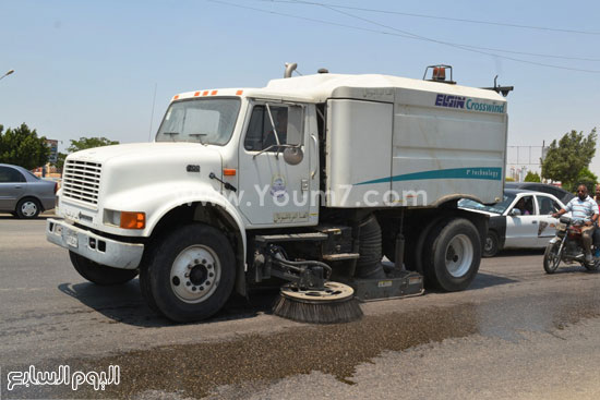  سيارة الحي تقوم بنظافة الطريق -اليوم السابع -7 -2015