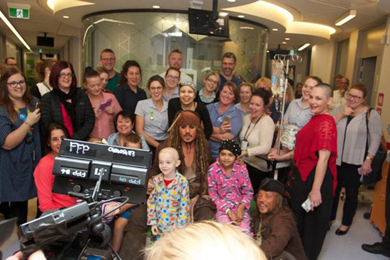 جونى ديب فى مستشفى سرطان الأطفال بأستراليا -اليوم السابع -7 -2015