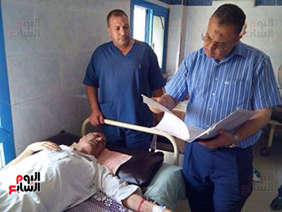  هشام عبد الحفيظ مدير التأمين الصحى يتفقد مستشفى المبرة (1)