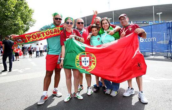 جماهير فرنسا والبرتغال تتوافد على ملعب النهائى (2)