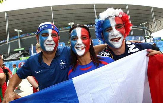 جماهير فرنسا والبرتغال تتوافد على ملعب النهائى (5)