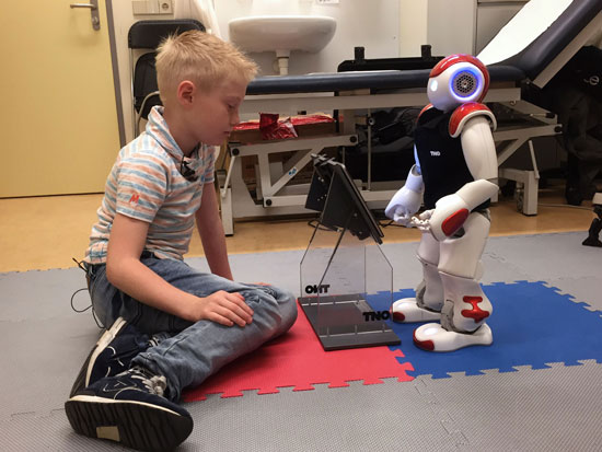 روبوت يساعد الأطفال  (4)