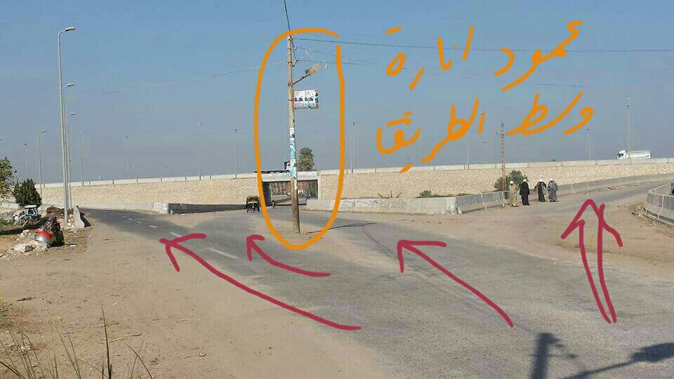 عمود إنارة وسط طريق بنى مزار – مطاى فى محافظة المنيا (2)