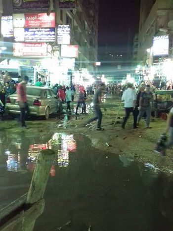غرق شوارع عزبة النخل بمياه الصرف الصحى (3)