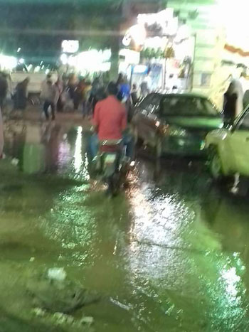 غرق شوارع عزبة النخل بمياه الصرف الصحى (5)