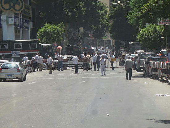 قوات الأمن تغلق شارع عبد الخالق ثروت (1)