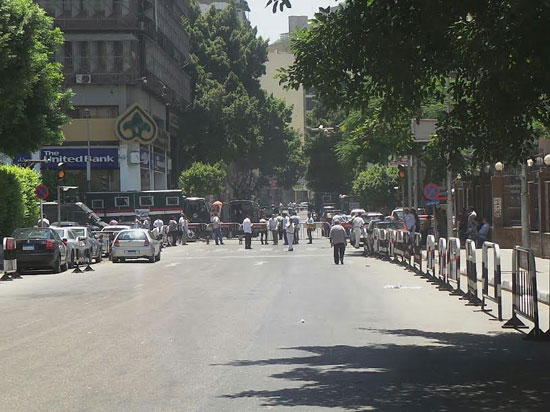 قوات الأمن تغلق شارع عبد الخالق ثروت (3)