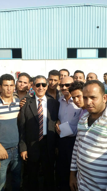 إضراب عمال شركة تركية بالعاشر (6)