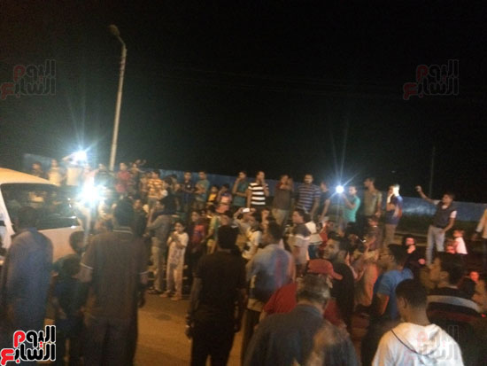 المئات بالبقلية فى الدقهلية ينتظرون عودة أبناء قريتهم المختطفين بليبيا (1)