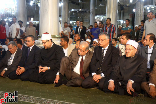 الوزراء-يؤدى-صلاة-الجمعة-الأخيرة-من-رمضان-فى-مسجد-الحسين-(20)