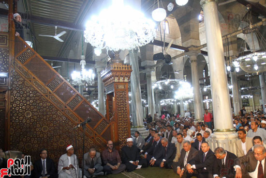 الوزراء-يؤدى-صلاة-الجمعة-الأخيرة-من-رمضان-فى-مسجد-الحسين-(28)