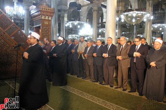 الوزراء-يؤدى-صلاة-الجمعة-الأخيرة-من-رمضان-فى-مسجد-الحسين-(41)