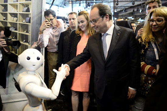  الرئيس الفرنسى يصافح الروبوت واتسون خلال معرض viva فى باريس (1)