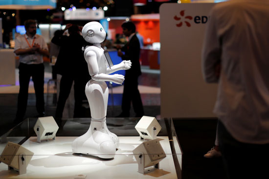  الرئيس الفرنسى يصافح الروبوت واتسون خلال معرض viva فى باريس (2)