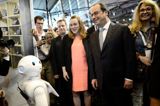  الرئيس الفرنسى يصافح الروبوت واتسون خلال معرض viva فى باريس (3)