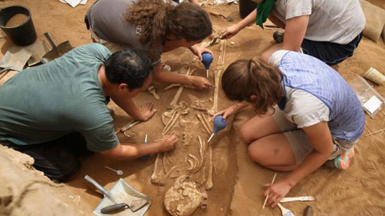 الباحثون أثناء اكتشاف المقبرة (3)