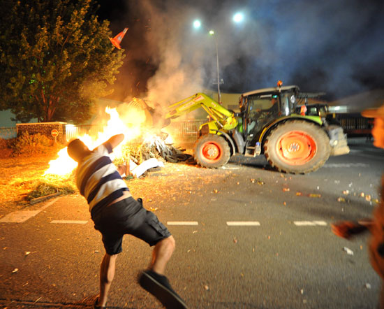احتجاجات للفلاحين الفرنسيين لتدهور أسعار الألبان بمدينة لومان (4)
