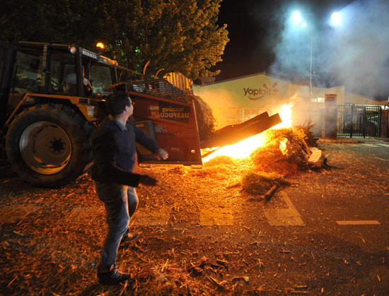 احتجاجات للفلاحين الفرنسيين لتدهور أسعار الألبان بمدينة لومان (5)