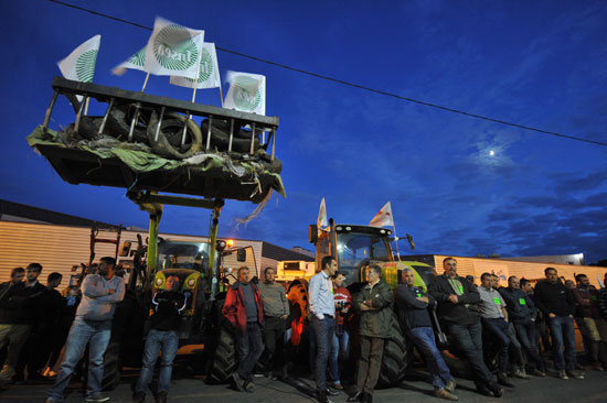 احتجاجات للفلاحين الفرنسيين لتدهور أسعار الألبان بمدينة لومان (8)