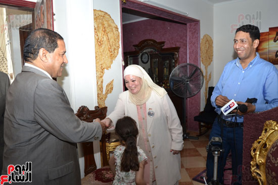 محافظ الغربية ومدير الأمن يهديان درع المحافظة والمديرية للنقيب محمود الكومى (3)