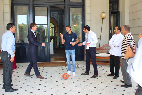 السفارة البريطانية تنشر صور جون كاسن واقفا على الكرة مع رمضان صبحى (3)