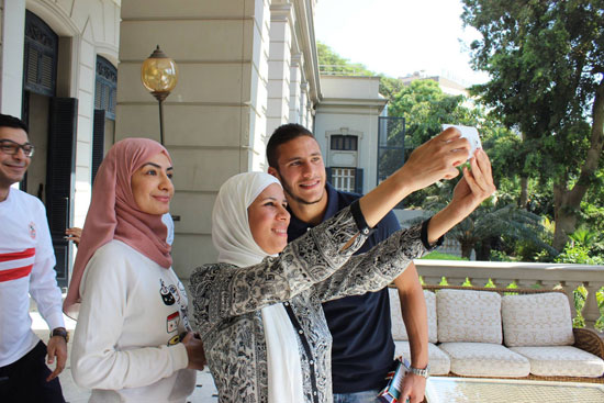 السفارة البريطانية تنشر صور جون كاسن واقفا على الكرة مع رمضان صبحى (5)