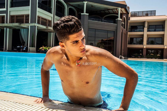 أحمد الشيخ فى حمام السباحة