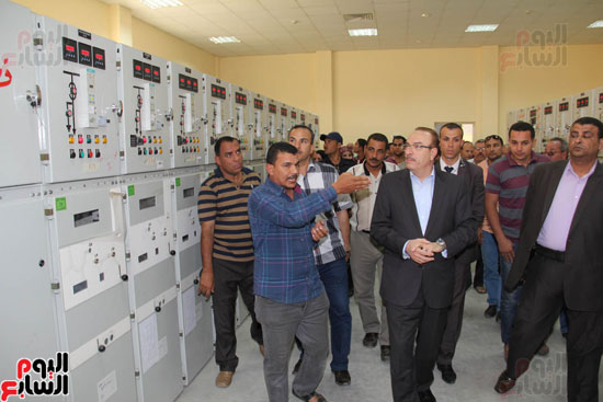 محافظ بنى سويف يتفقد محطة محولات كهرباء سمسطا (2)