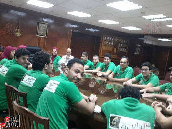 محافظ كفر الشيخ يلتقى فريق ألوان فوه للمشاركة بحملة حلوة يا بلدى (2)