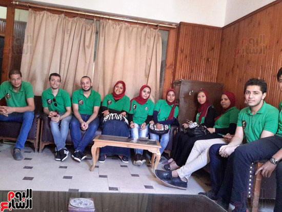 محافظ كفر الشيخ يلتقى فريق ألوان فوه للمشاركة بحملة حلوة يا بلدى (4)