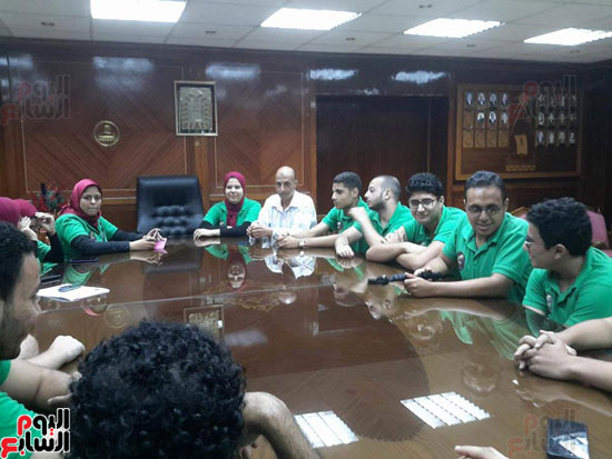 محافظ كفر الشيخ يلتقى فريق ألوان فوه للمشاركة بحملة حلوة يا بلدى (8)