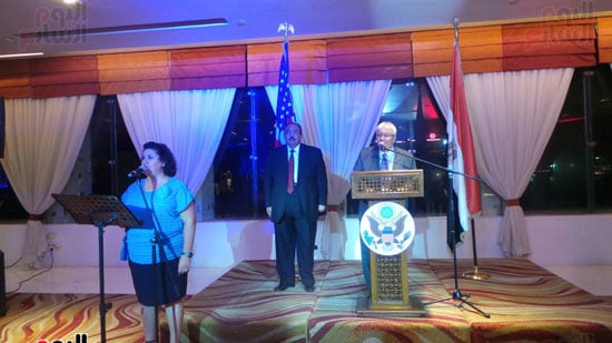 قنصل أمريكا والمحافظ أثناء الاحتفال بالعيد الوطنى (9)