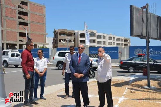 محافظ البحر الأحمر ورئيس مدينة الغردقة يتفقدون أعمال التطوير بالممشى (1)