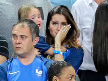 حزن زوجات لاعبى فرنسا بعد خسارة لقب اليورو (1)