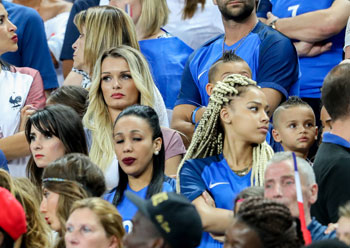 حزن زوجات لاعبى فرنسا بعد خسارة لقب اليورو (2)