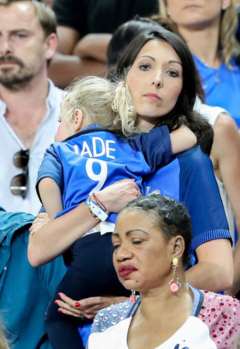 حزن زوجات لاعبى فرنسا بعد خسارة لقب اليورو (3)
