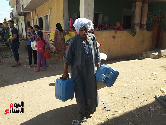 أهالى قرية غزال فى انتظار مياه الشرب (4)