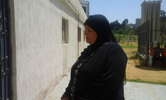 رضا شعيب مقدمة البلاغ تقف أمام مشرحة مستشفى بنى سويف العام (1)