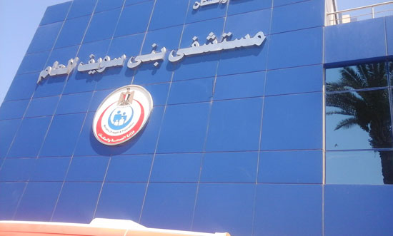 رضا شعيب مقدمة البلاغ تقف أمام مشرحة مستشفى بنى سويف العام (3)