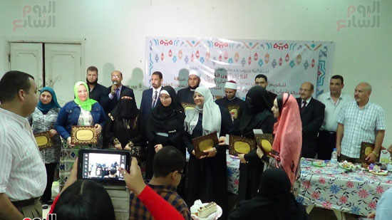 1مركز شباب العبور يكرم الفائزين فى مسابقة حفظ القرآن الكريم  (6)