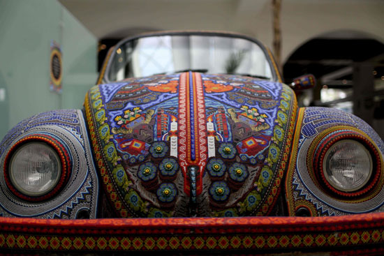 نسخة كلاسيكية من سيارة فولكس فاجن مزينة بالتراث المكسيكى (4)