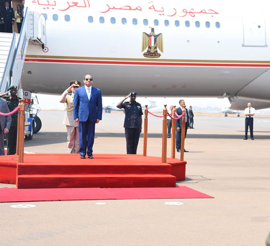 الرئيس-يصل-رواندا-وسط-حفاوة-بالغة-للمشاركة-فى-القمة-الإفريقية--(2)